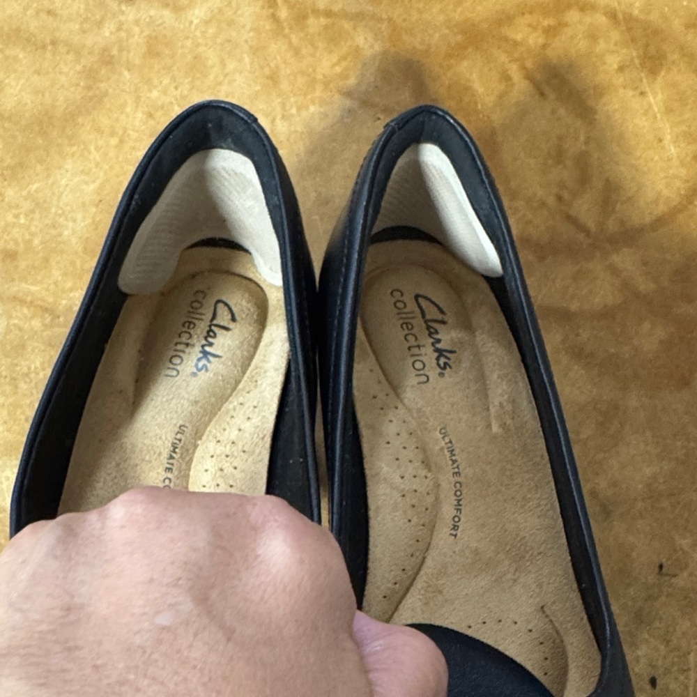 Clarks Women's Black Leather Flats - Picture 3 of 6